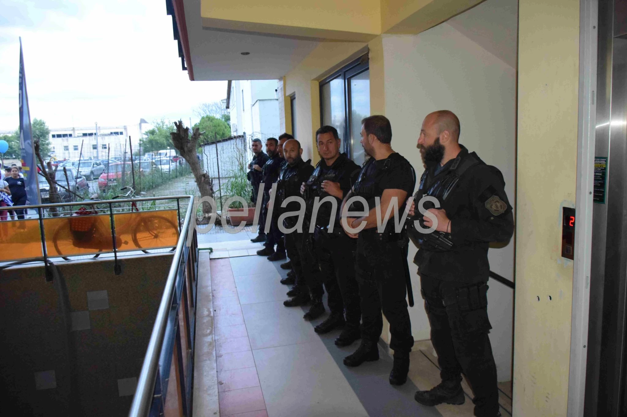 Απίστευτες εικόνες! 8 πάνοπλοι αστυνομικοί φυλούσαν το γραφείο του βουλευτή ΣΥΡΙΖΑ Πέλλας Γιάννη Σηφάκη